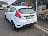 Gebraucht Ford Fiesta Titanium 97 PS (71 kW) 2011 Weiß Kleinwagen