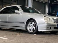 Second-hand Mercedes E220 145 CP (106 kW) 2001 Argintiu Berlinǎ