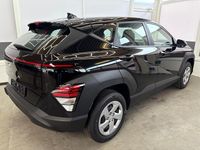 Neu Hyundai Kona Style 100 PS (73 kW) 2025 Schwarz metallic a2b SUV