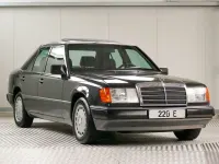 Używany Mercedes E220 150 KM (110 kW) 1993 Czarny Sedan/Limuzyna