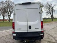 Second-hand Iveco Daily 136 CP (100 kW) 2017 Alb Monovolum