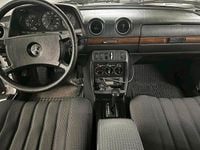 Używany Mercedes E230 136 KM (100 kW) 1982 Srebrny Sedan/Limuzyna