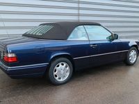 Gebraucht Mercedes E220 150 PS (110 kW) 1995 Azuritblau Cabrio