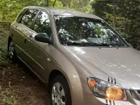 Używany Kia Cerato 98 KM (72 kW) 2005 Złoty Sedan/Limuzyna