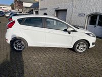 Gebraucht Ford Fiesta 60 PS (44 kW) 2015 Weiß Kleinwagen