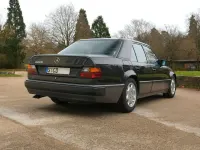 Używany Mercedes E500 326 KM (239 kW) 1991 Czarny Sedan/Limuzyna
