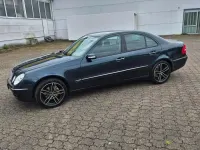 Gebraucht Mercedes E200 163 PS (119 kW) 2005 Blau Limousine