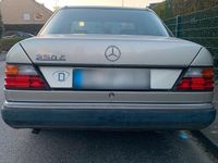 Second-hand Mercedes E230 1988 Berlinǎ