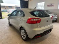 Gebraucht Kia Rio Attract 75 PS (55 kW) 2013 Grau Limousine