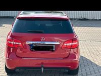 Gebraucht Mercedes B200 140 PS (102 kW) 2013 Rot Van / Kleinbus