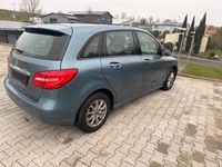 Gebraucht Mercedes B180 122 PS (89 kW) 2013 Blau Van / Kleinbus