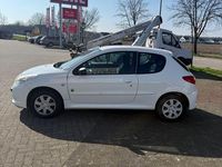Gebraucht Peugeot 206 60 PS (44 kW) 2012 Weiß Limousine