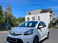Gebraucht Toyota Aygo 68 PS (50 kW) 2013 Weiß Kleinwagen