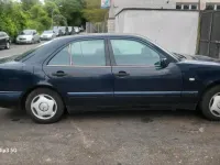 Gebraucht Mercedes E200 136 PS (100 kW) 1998 Blau Limousine