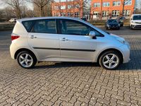 Gebraucht Toyota Verso-S Comfort 99 PS (72 kW) 2011 Silber Van / Kleinbus