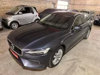 Gebraucht Volvo V60 Momentum 190 PS (139 kW) 2020 Blau Kombi