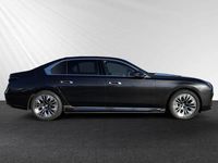 Gebraucht BMW 750e 489 PS (359 kW) 2024 Sophistograu brillanteffekt metallic Limousine