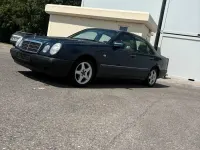 Gebraucht Mercedes E240 170 PS (125 kW) 1998 Blau Limousine