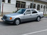 Używany Mercedes E300 190 KM (139 kW) 1990 Srebrny Sedan/Limuzyna