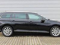 Gebraucht VW Passat Elegance 150 PS (110 kW) 2024 Deep black perleffekt Kombi