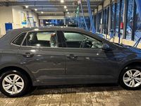 Gebraucht VW Polo Comfortline 95 PS (69 kW) 2018 Grau Kleinwagen
