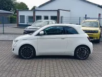 Gebraucht Fiat 500e La Prima 86 kW (118 PS) 2023 Gelato weiß Kleinwagen