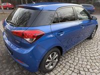 Gebraucht Hyundai i20 Passion Plus 84 PS (61 kW) 2016 Blau Limousine