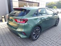 Neu Kia Ceed 140 PS (102 kW) 2026 Experience grün Kleinwagen