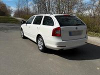 Gebraucht Skoda Octavia 105 PS (77 kW) 2011 Weiß Kombi