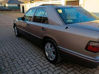 Gebraucht Mercedes E220 150 PS (110 kW) 1993 Gold Limousine