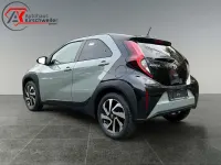 Gebraucht Toyota Aygo X Team 72 PS (52 kW) 2024 Urban khaki, dach mysticschwar SUV