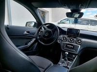 Gebraucht Mercedes A180 122 PS (89 kW) 2012 Schwarz Kleinwagen