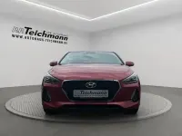 Gebraucht Hyundai i30 Intro Edition 120 PS (88 kW) 2017 Rot Limousine