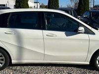 Używany Mercedes B180 109 KM (80 kW) 2018 Biały Minivan