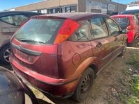 Second-hand Ford Focus Ambiente 101 CP (74 kW) 2000 Roșu Berlinǎ