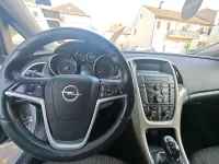 Używany Opel Astra Design Edition 120 KM (88 kW) 2011 Srebrny Sedan/Limuzyna