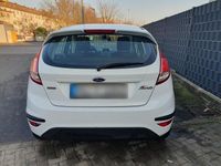 Gebraucht Ford Fiesta 95 PS (69 kW) 2013 Weiß Kleinwagen