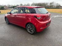 Gebraucht Hyundai i20 Classic 84 PS (61 kW) 2018 Rot Limousine