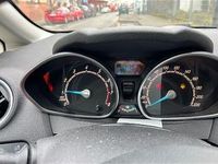 Gebraucht Ford Fiesta Trend 60 PS (44 kW) 2013 Weiß Kleinwagen