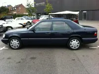 Używany Mercedes E420 279 KM (205 kW) 1994 Niebieski Sedan/Limuzyna