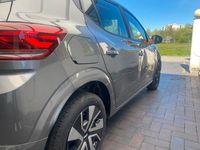 Usado Dacia Sandero 90 CV (66 kW) 2025 Gris Utilitario