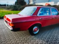 Gebraucht Mercedes 230 136 PS (100 kW) 1984 Rot Limousine