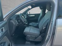 Neu Volvo XC40 Core 163 PS (119 kW) 2025 Aurora silver SUV