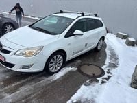 Gebraucht Opel Astra Selection 136 PS (100 kW) 2014 Schneeweiss/summitwhite/arctic Kombi