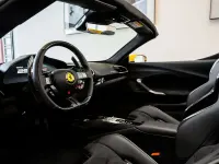 Nouă Ferrari 296 2025 Galben Cabrio