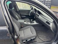 Gebraucht BMW 320 163 PS (119 kW) 2007 Schwarz Kombi