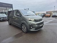 Neu Peugeot Traveller Active 181 PS (133 kW) 2025 Grün Van / Kleinbus