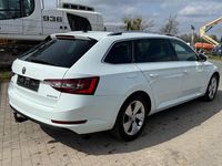 Gebraucht Skoda Superb 150 PS (110 kW) 2016 Weiß Kombi