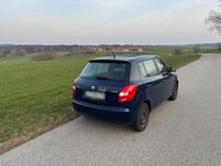 Gebraucht Skoda Fabia 60 PS (44 kW) 2013 Blau Kleinwagen
