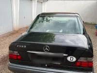 Usata Mercedes E250 113 CV (83 kW) 1995 Nero Berlina